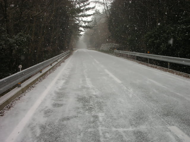 路面は雪で。。。この道を走って下山した