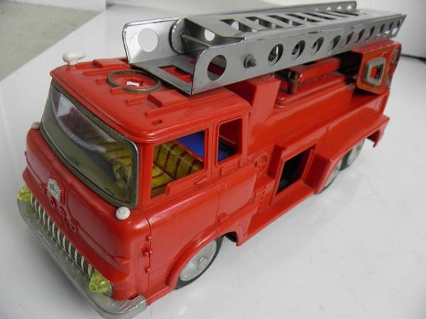 米澤玩具の大きなフォード消防車 はしご車 ヨネザワ 車の形をした煙草入れ ブリキのおもちゃ 玩具 と自動車グッツのコレクション