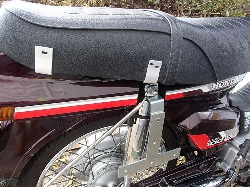 自転車の後輪が左斜めに