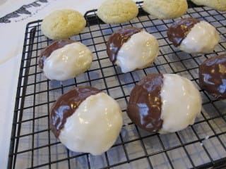 白黒クッキー New York Style Decorative Sugar Cookiesニューヨークスタイルのアイシングクッキー
