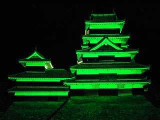 緑色にライトアップされた松本城天守（西より・アップ）