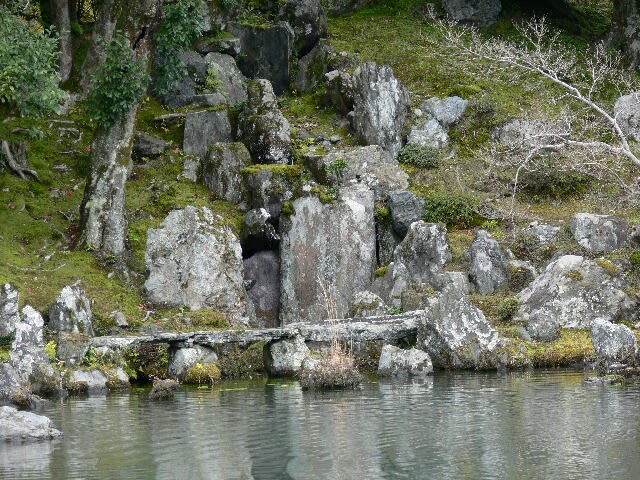 曹源池には二段の巨岩で瀧の落ちるように形どられている