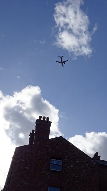ストックポート上空を飛ぶ飛行機と マンチェスター空港からの搭乗事情 イギリス ストックポート日報 England Daily Stockport
