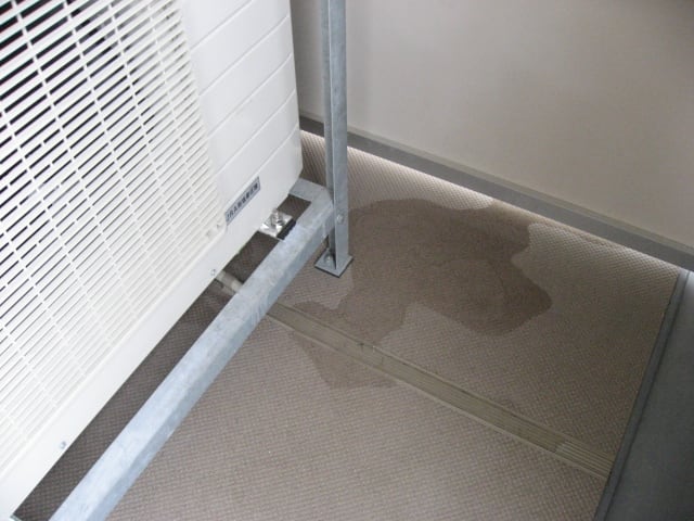エアコンからの水が隣戸へと 一戸建て内覧会 マンション 内覧会 内覧会同行サービスはプロチェック一級建築士事務所へ コロナ禍 内覧会の代行も致します エアコンからの水が隣戸へと 一戸建て内覧会 マンション 内覧会 内覧会同行サービスはプロチェック一級建築士事務所へ コロナ禍 内覧会の代行も致します
