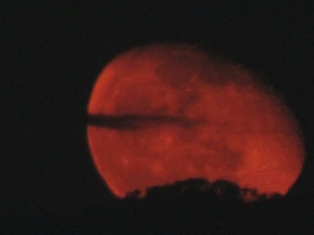 赤い月が雲間に現れる 満月 散歩 狼 赤い月が雲間に現れる 満月 散歩 狼