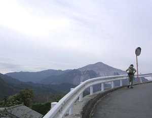 遠くに武甲山 遠くに武甲山