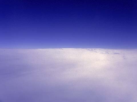 雲の上を飛行