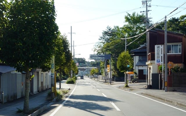NTT西日本・伊勢志摩支店の横から、山高の跡地へと続く「伊勢電跡の市道」