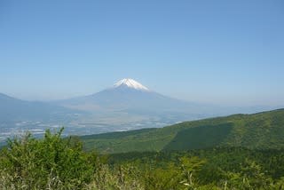 箱根に行く途中富士山が真っ白ではないけれど見えました