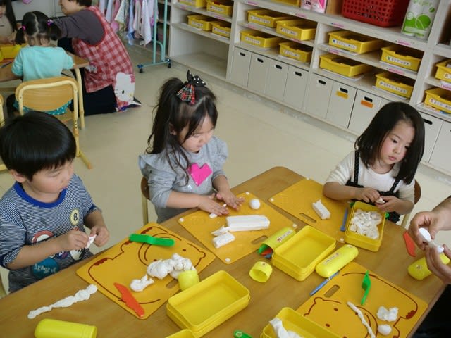 ３歳児はじめての粘土遊び 羅臼町立羅臼幼稚園