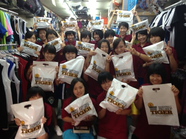 岡山県立倉敷中央高校の皆様がタイガーに来る バスケットボールプロショップtiger 桃谷店staffブログ