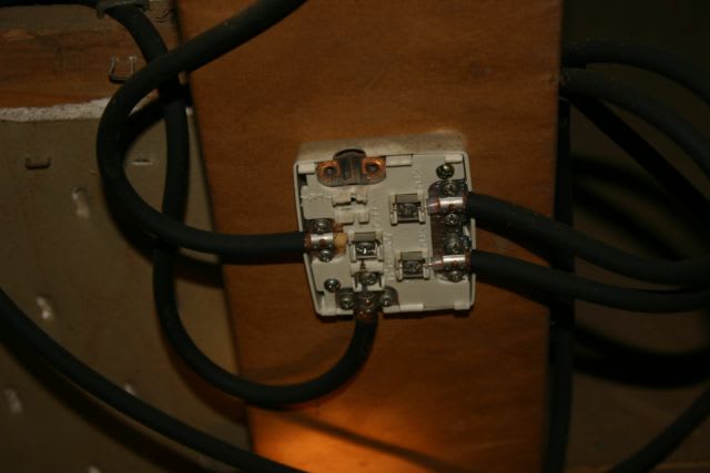 アンテナ分配器交換 - トラブルシューター アンテナ分配器交換 - トラブルシューター