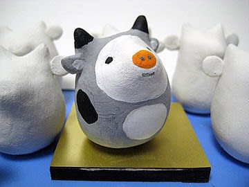 新年用 丑の置物 紙粘土 ねんど村 村長室 新年用 丑の置物 紙粘土 ねんど村 村長室