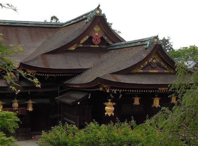 京都 北野天満宮のお土居 展望台から見える桧皮葺屋根と 茶室 梅交軒 Kikoがスタート