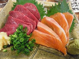 馬刺しと信州サーモンの盛り合わせ