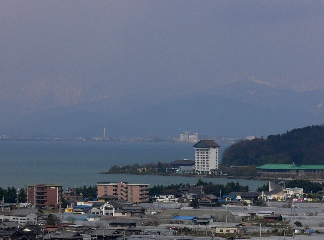 天守閣の北側から琵琶湖と、遠くには雪の比良山系が見える