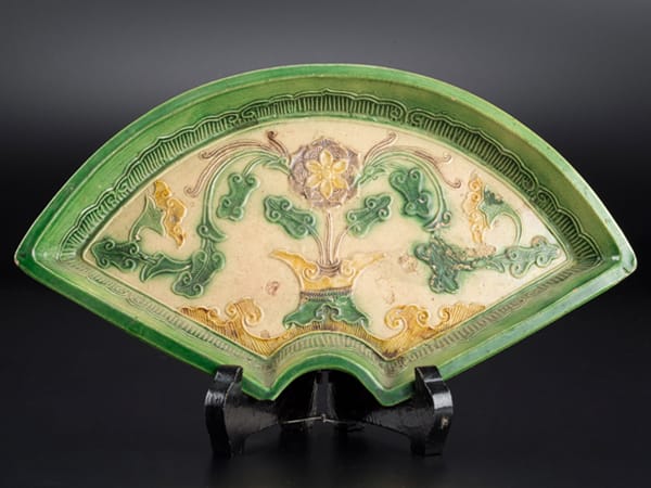 讃岐源内焼　三彩　陽刻唐草文　水盤　直径約32cm　V　R6773 讃岐源内焼 三彩 陽刻唐草文 水盤 直径約32cm V R6773