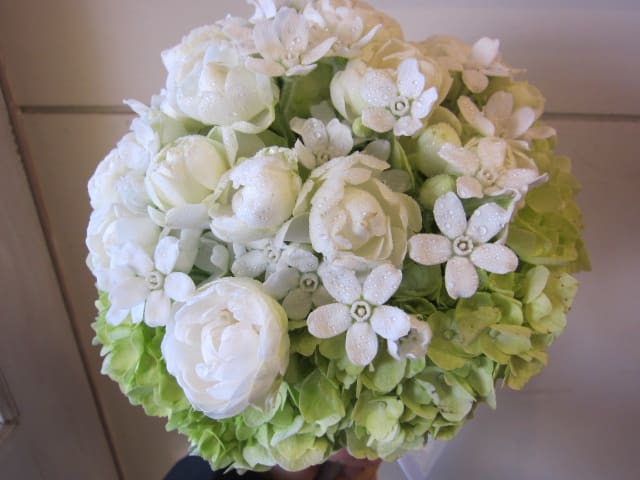 ちいさな白い花と緑のアジサイのブーケ 西八王子 花屋 アモーレフィオーレのブログ