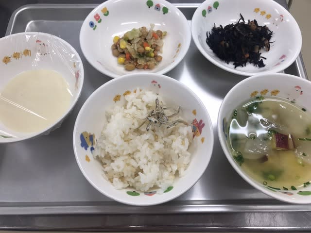 ２０００年の稲作農業の歴史の基礎に立ち日本人にはご飯とみそ汁 そして醤油みりん 砂糖などで味浸けた煮物 魚 野菜 は体に浸透したものではないかな と最近思うようになりました 給食室からこんにちは