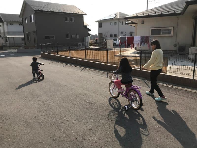自転車のペダルを逆に漕ぐ 子供