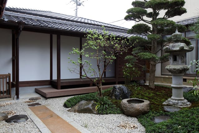 暮らしの環境いろいろと 広い中庭も使う場所でなければその空間は逆にマイナスだから空間の価値をリカバリーするように 日本家屋の庭に少し現代的要素で設計デザインの価値で暮らし方提案 奈良県 建築家が感じる設計事務所の家づくり日記 住まいの設計や住宅設計 暮らしの環境いろいろと 広い中庭も使う場所でなければその空間は逆にマイナスだから空間の価値をリカバリーするように 日本家屋の庭に少し現代的要素で設計デザインの価値で暮らし方提案 奈良県 建築家が感じる設計事務所の家づくり日記 住まいの設計や住宅設計