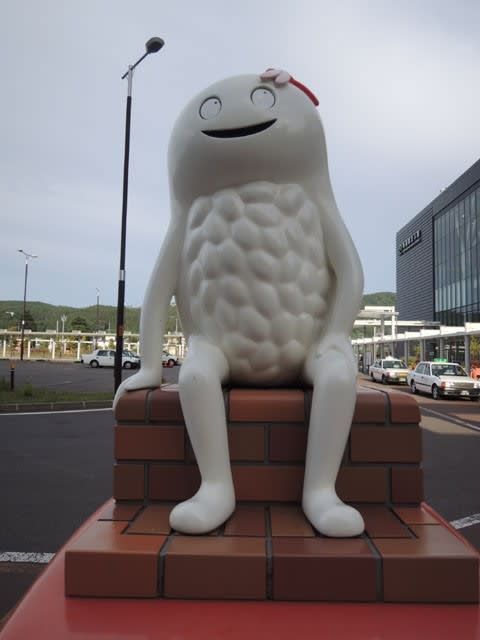 ｊｒ新函館北斗駅とずーしー ほっきー サバ奈子