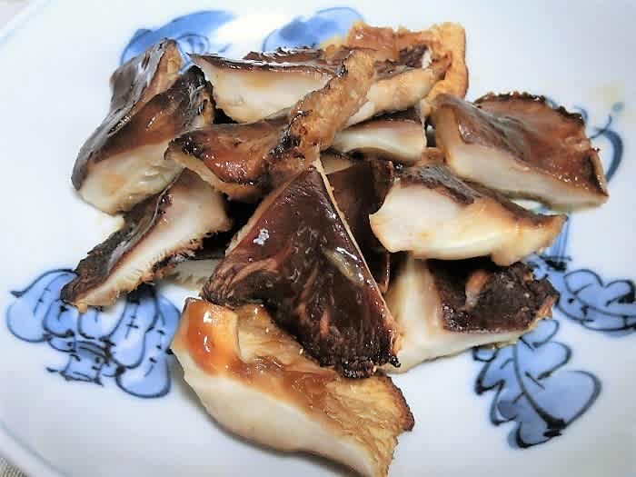 シイタケに焼き鳥のタレをつけてグリルで チックの道草 きのこ シイタケに焼き鳥のタレをつけてグリルで チックの道草 きのこ