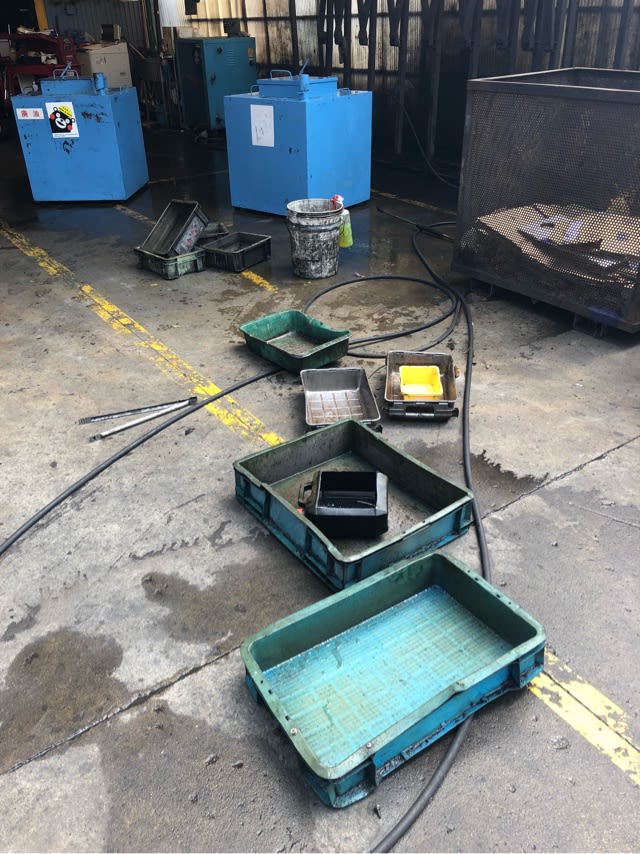 【夏休み前の大掃除】工場内すべての備え付けの棚や、廃棄物置き場のものを移動してピカピカにお掃除 フォークリフト中古車,レンタル,新車,修理