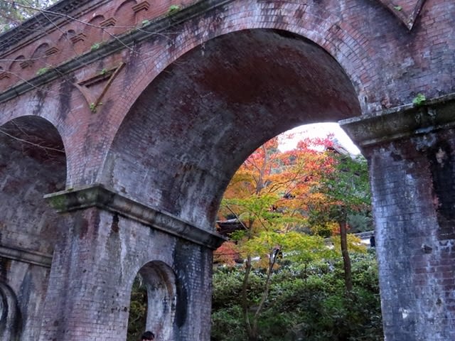 Kyoto 疎水の名で親しまれている 禅寺水路閣 4景 疎水 禅寺水路閣 の煉瓦は漢字で書くがふさわしい 渋い煉瓦の赤が心よく響く 乱鳥の書きなぐり