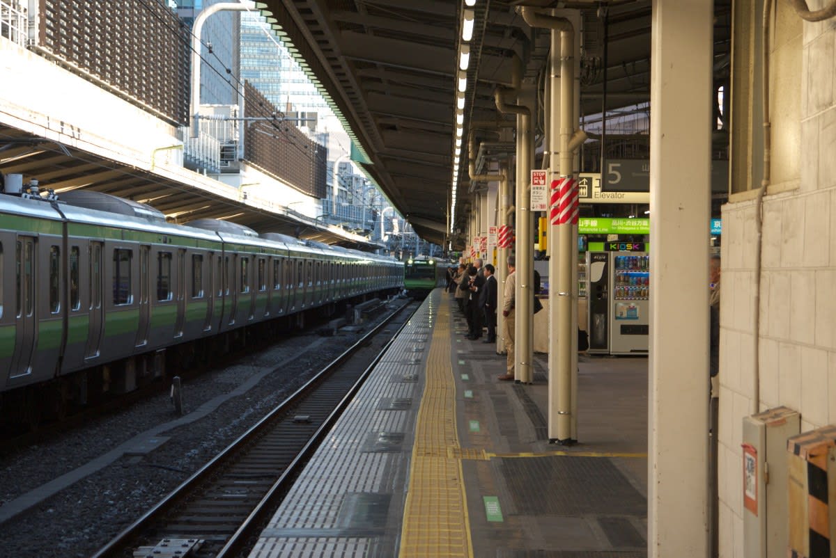 東京駅を発着する山手線外回り０６２１ｇ 品川 渋谷方面行き 緑には 東京しかない