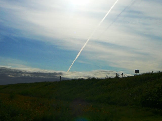 飛行機雲の影？の画像