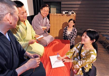 上方落語に尽くす女性たち お世話したくなる という関西女性の 心理 とは 言いたい放題