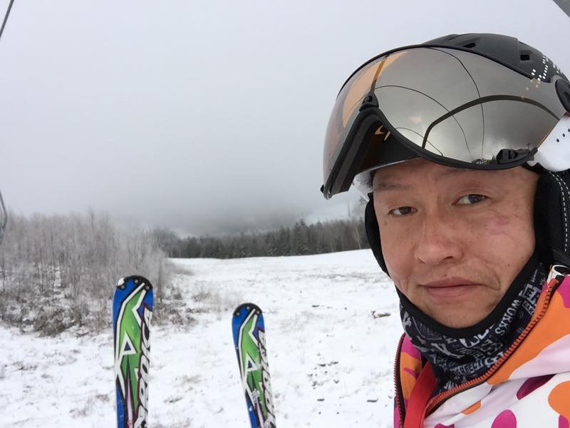 スキー　スノボー　バイザー付きヘルメット