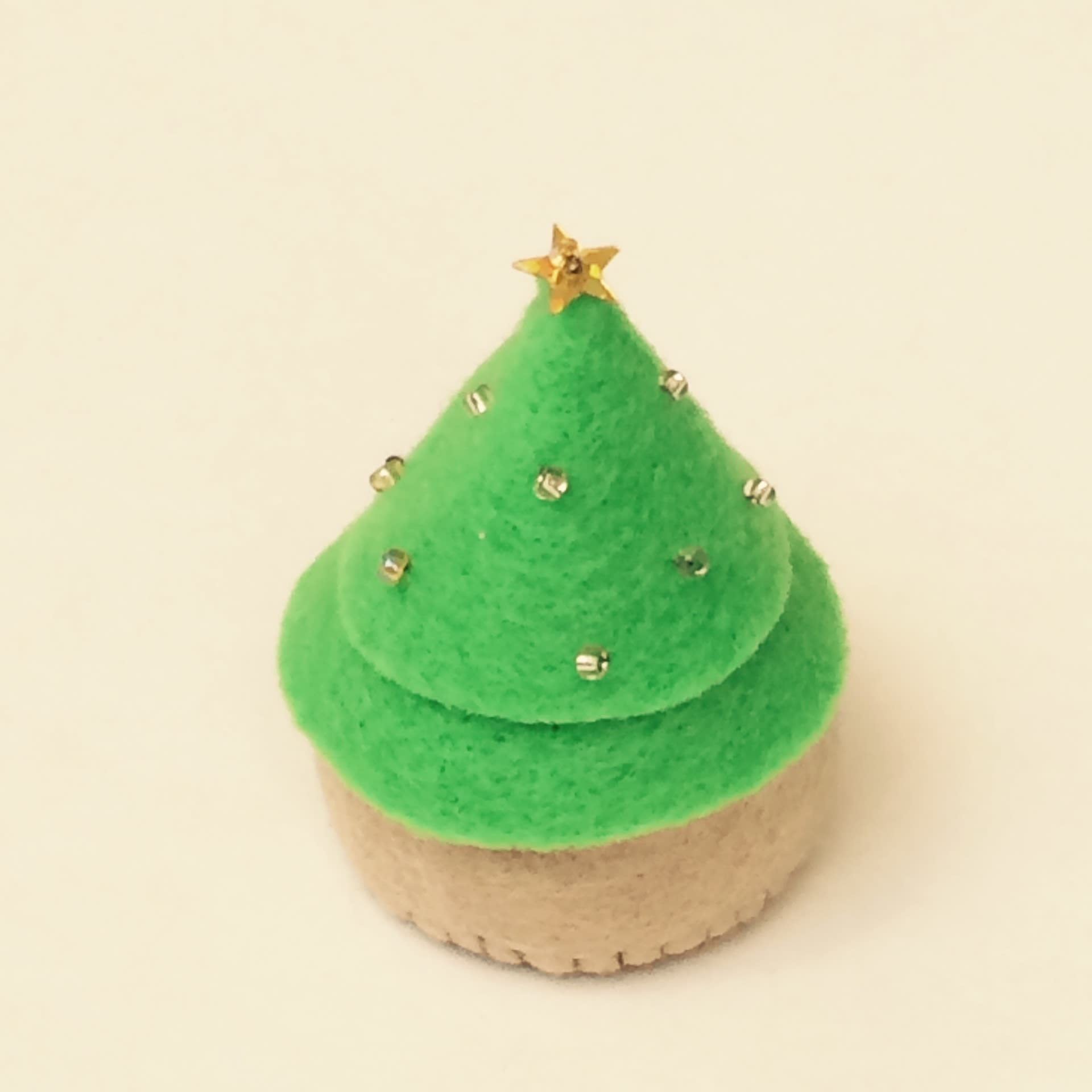 ペットボトルキャップのクリスマスツリー小物入れ 金の星と金飾りのクリスマスツリー Kasumiyolosiyomisu