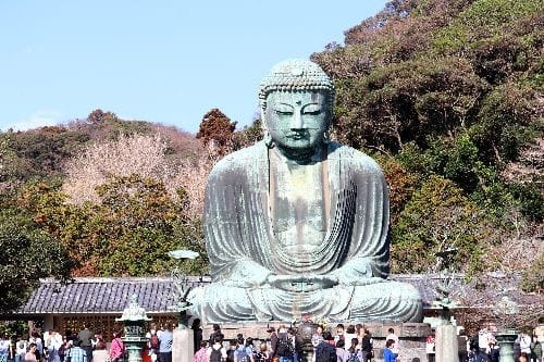 神奈川県鎌倉市長谷にある高徳院の鎌倉大仏は 青空の下で鎮座していました ヒトリシズカのつぶやき特論