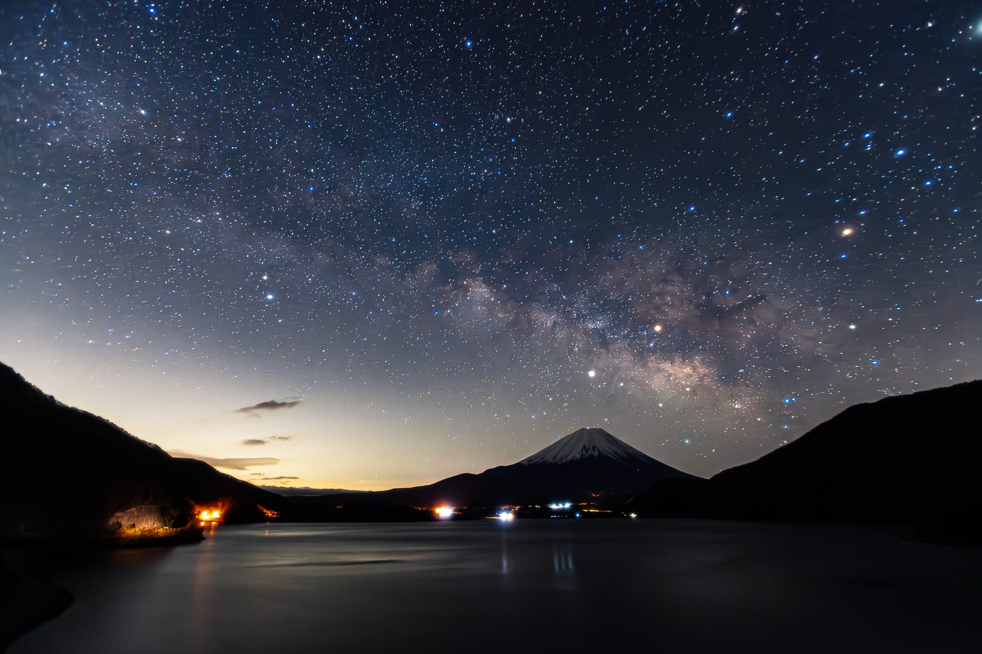 本栖湖から富士と天の川の写真