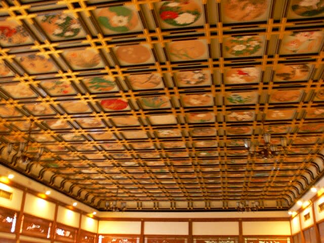 傘松閣天井には２３０枚の著名な画家の絵