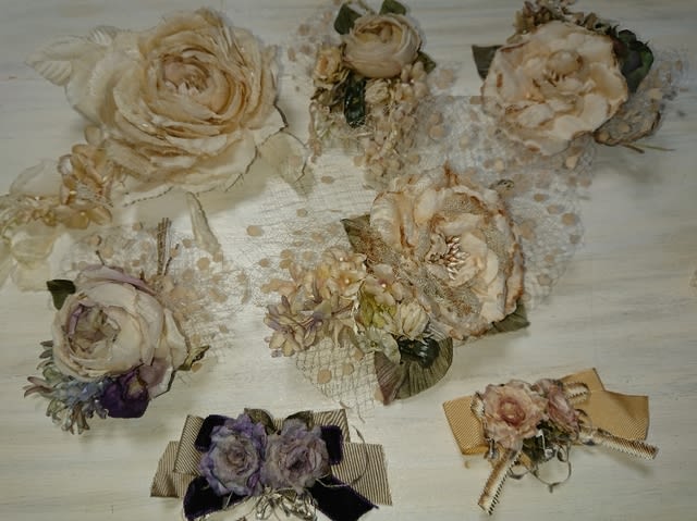 白のアンティーク薔薇のコサージュ色々出来ました - 両国の布花と日々の暮らし 阿藤雅恵布花教室の布花作品の紹介