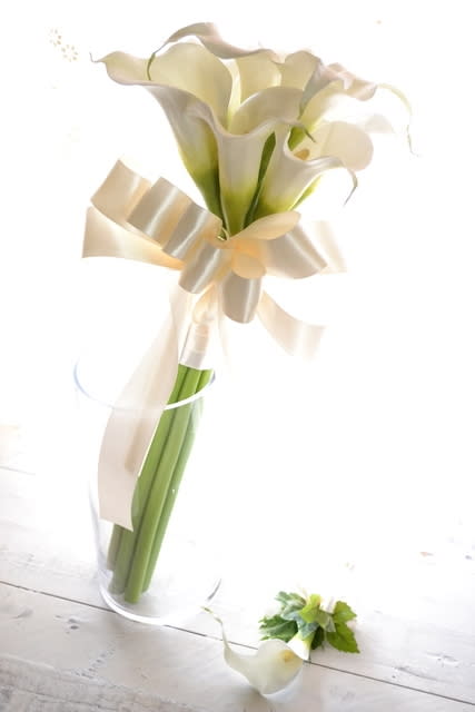 白カラーのクラッチブーケ 福岡 博多 ウエスト アッシュ の造花装飾 ギフトフラワー ブーケのご紹介