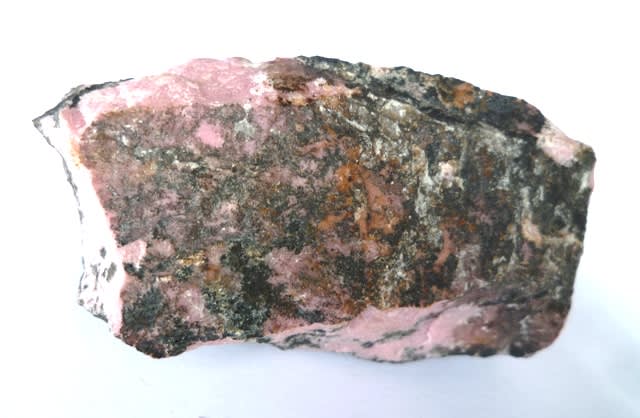栗原鉱山産のピンク色のきれいなマンガン鉱石（主に菱マンガン鉱・横幅約８cm）