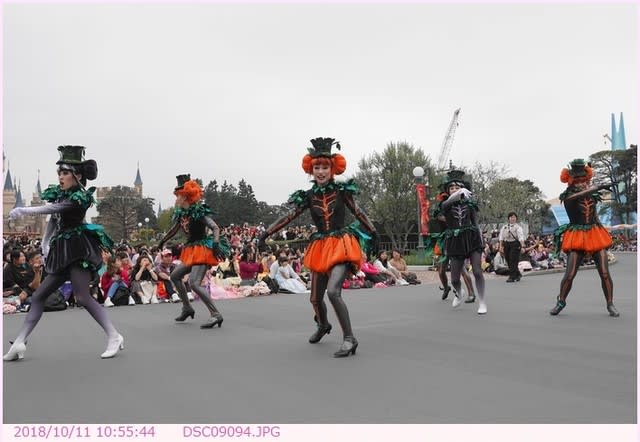 スプーキー Boo パレード かぼちゃ風コスチュームのダンサー東京ディズニーランド 都内散歩 散歩と写真