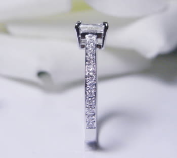 ダイヤモンド 0．637ct 角ダイヤGVS2 結婚指輪にお勧め - 僅かな三日月の光でも輝く価値ある美しい希少宝石のご紹介と愉しいデザイン