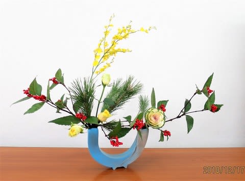 お正月花は 縁起の良い花材 良い年を迎えるため 池坊 花のあけちゃんブログ明田眞子 花 の力は素晴らしい 広島で４０年 池坊いけばな教室 熱心な方々と楽しく生けてます