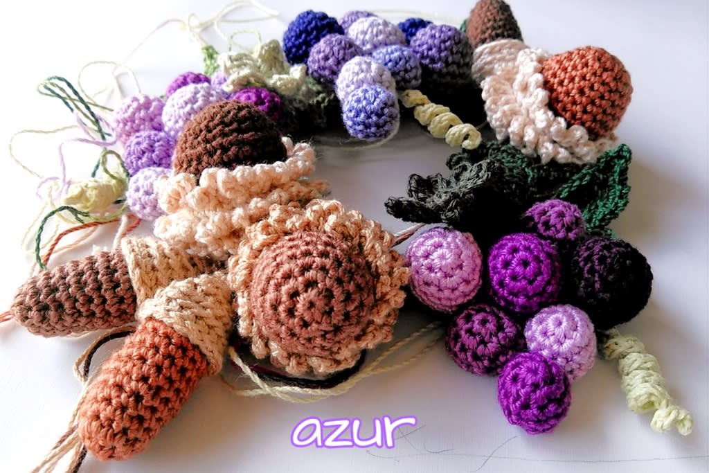 葡萄と団栗のリースコサージュ - 編物handmade ａｚｕｒ ～手編み三昧の日々です