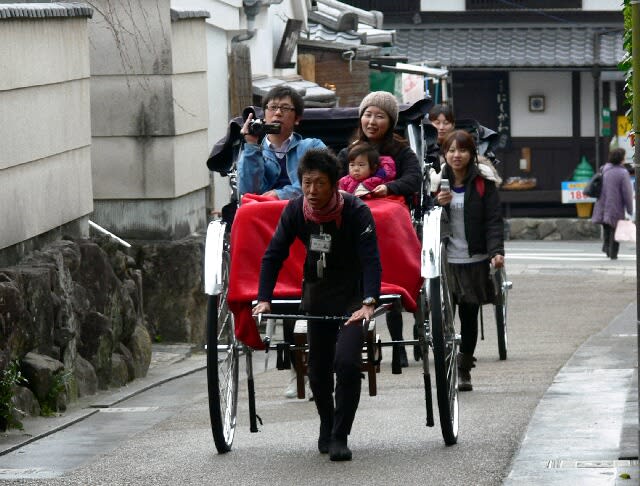 嵯峨野で観光客を乗せて走る人力車