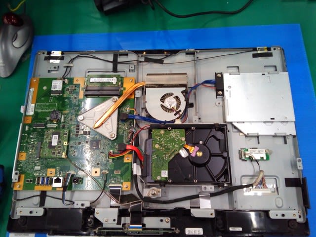 富士通 一体型パソコン FH53/XDの分解修理 - 横浜パソコン修理・廃棄のPCクリニック ブログ