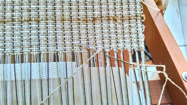 おりひめ手織機で織る。平織りのポンチョ 2 - イカットの島 ／ バリ島