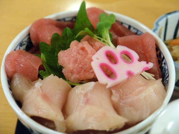 うまか丼どん亭の まぐろ三兄弟丼 写真日記
