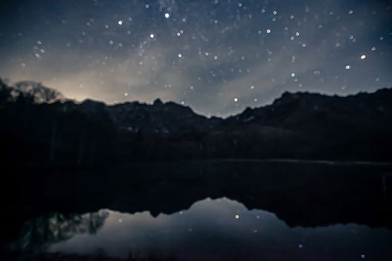 鏡池の星空の写真