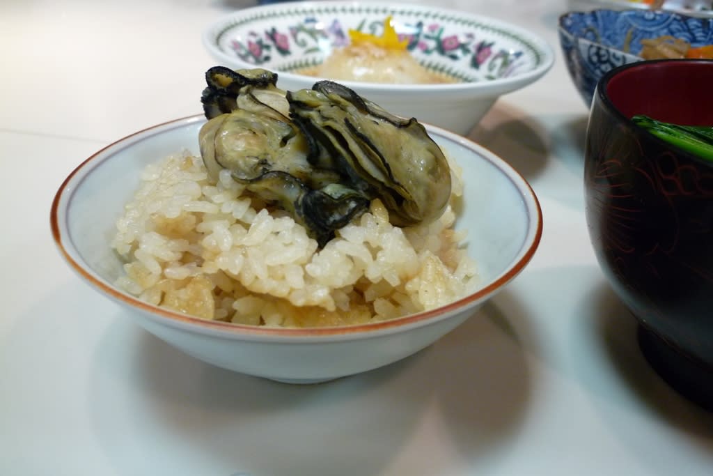 食事　牡蠣の炊き込みご飯